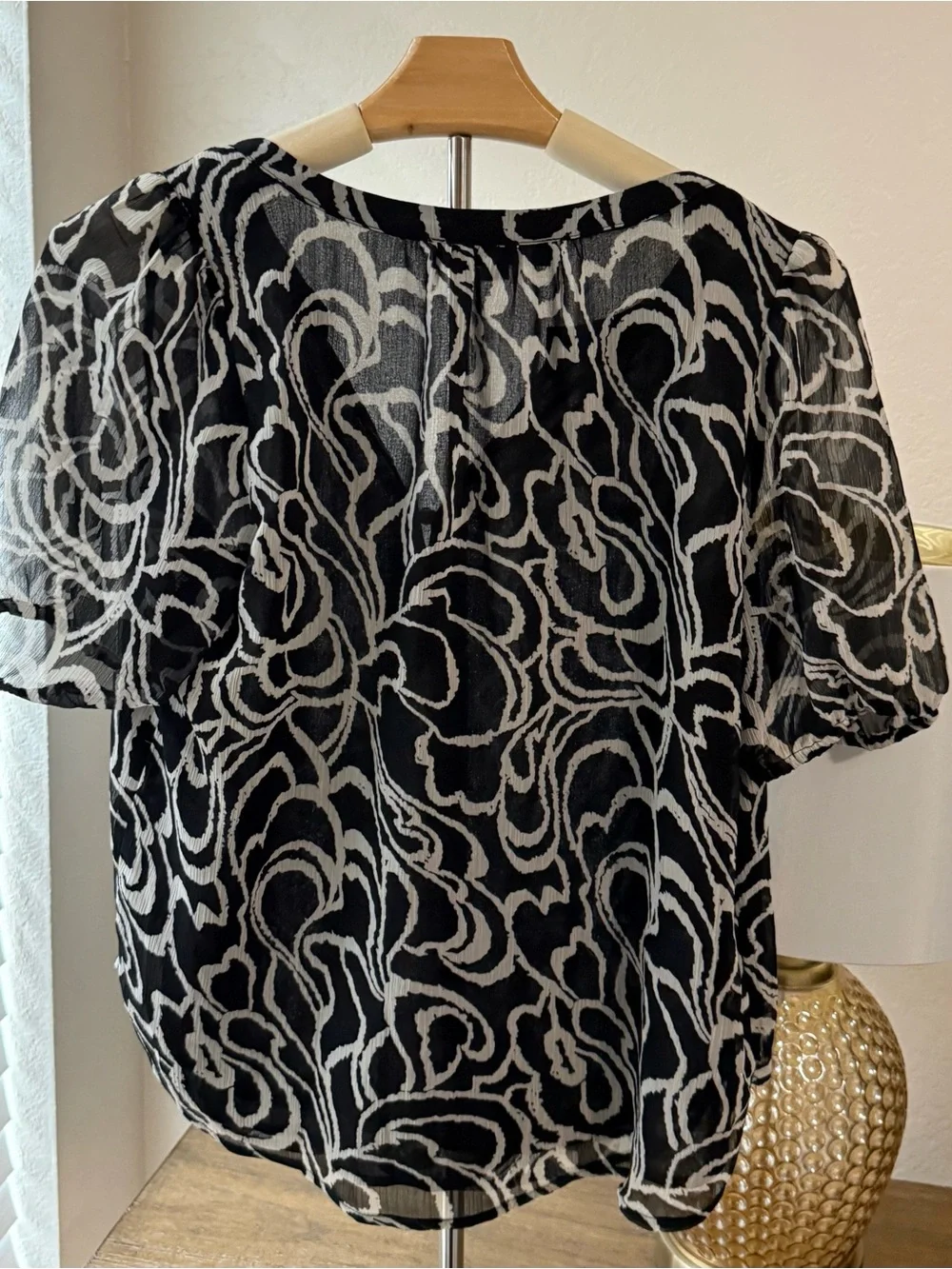 5 for $20 Deal- LOFT Black and White Abstract Puff-Sleeve Blouse- Size SP